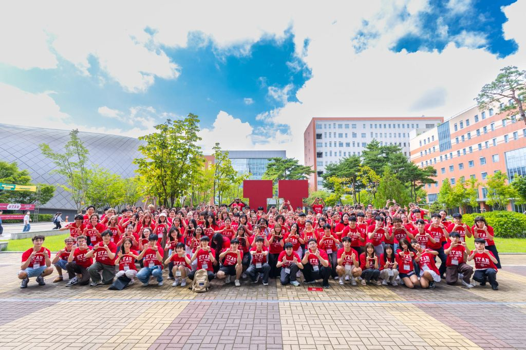 지난 19일, 2025년 가을학기 유타대학교 아시아캠퍼스 신입생들이 단체 기념사진을 촬영하고 있다.