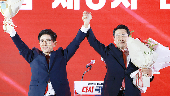  국민의힘 김문수, 장동혁 당대표 후보가 22일 충북 청주오스코에서 열린 국민의힘 제6차 전당대회에서 최후 2인 선출 후 인사하고 있다. 전민규 기자