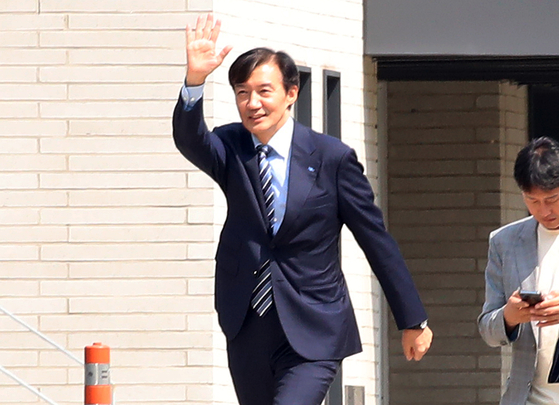 조국 조국혁신당 혁신정책연구원장이 24일 오후 경남 양산시 하북면 평산마을 문재인 전 대통령 사저로 이동하고 있다. 뉴스1