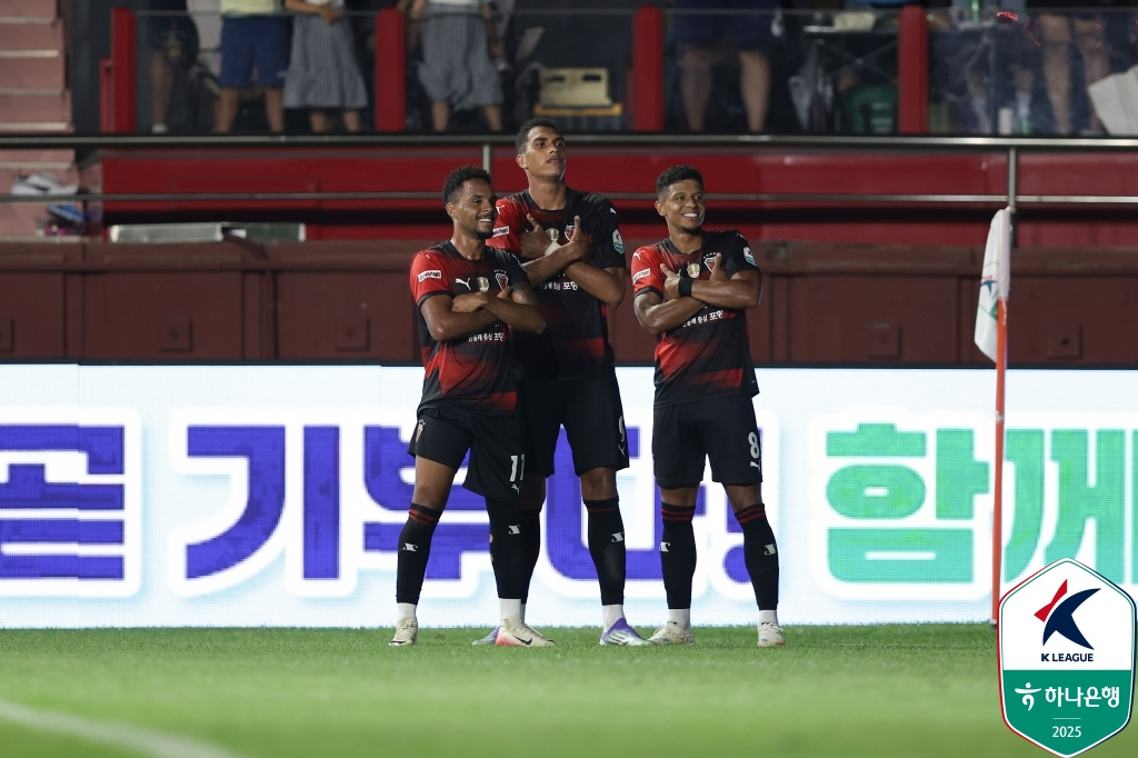 포항 조르지가 전북을 상대로 골을 터트린 뒤 동료들과 세리머니를 펼치고 있다. [사진 프로축구연맹]