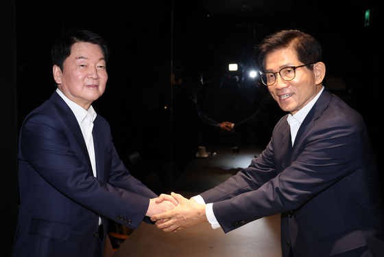 국민의힘 김문수 당 대표 후보와 안철수 의원이 23일 서울 여의도의 한 식당에서 만나고 있다. [연합뉴스]