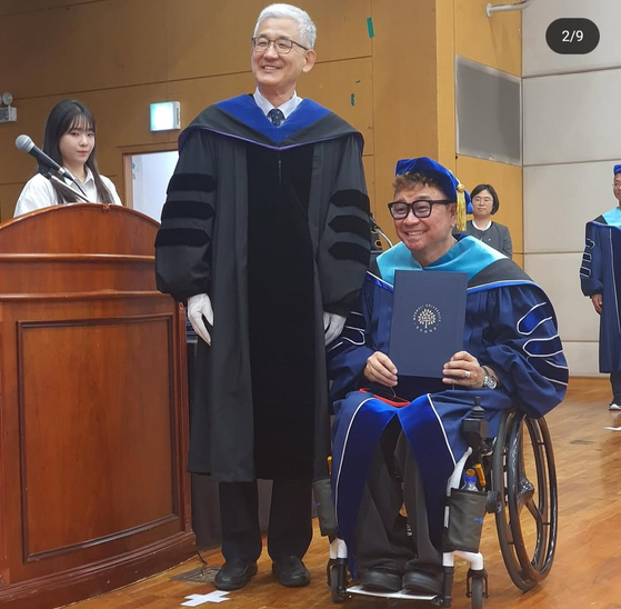 가수 강원래가 SNS에 게시한 졸업 사진. 학사모를 쓰고 기념사진을 찍고 있다. 인스타그램 캡처.