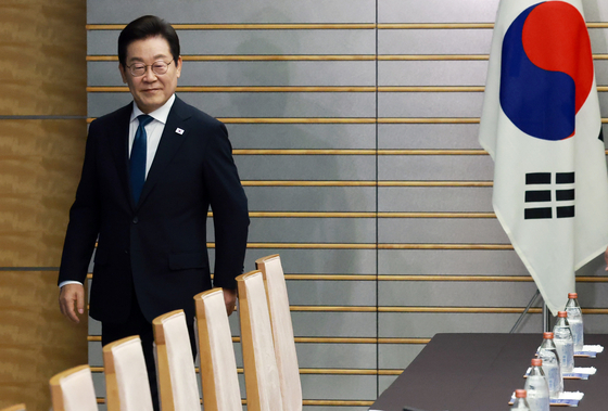 이재명 대통령이 23일 일본 도쿄 총리 관저에서 열린 한일 확대정상회담에서 기념촬영 뒤 자리로 향하고 있다. 연합뉴스