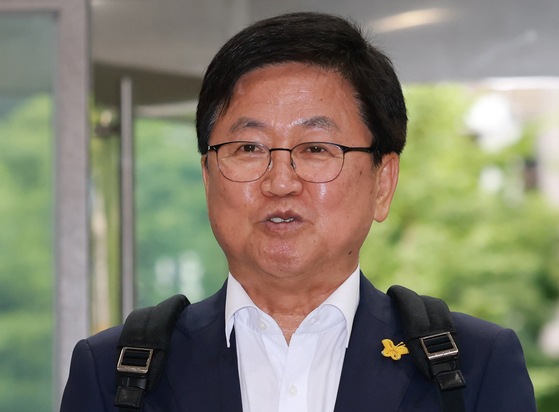 지난 14일 서울 영등포구 한국교육시설안전원에 최교진 교육부 장관 후보자가 인사청문회 사무실로 출근하고 있다. 뉴스1