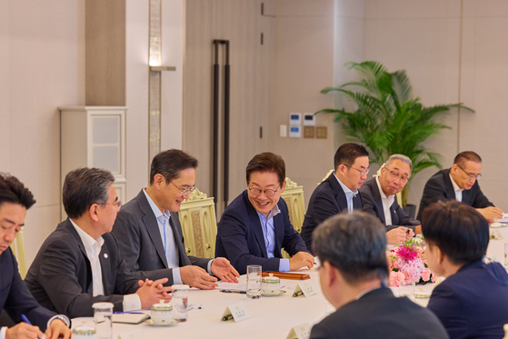 이재명 대통령이 19일 서울 용산 대통령실 청사에서 미일 순방 경제인 간담회를 하고 있다.   왼쪽부터 장재훈 현대차 부회장, 이재용 삼성전자 회장, 이 대통령, 구광모 LG그룹 회장, 박지원 두산그룹 부회장 겸 두산에너빌리티 회장, 위성락 국가안보실장. 연합뉴스