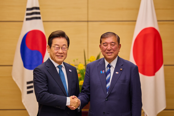 이재명 대통령과 이시바 시게루 일본 총리가 23일(현지시간) 일본 도쿄 총리 관저에서 소인수 정상회담에 앞서 기념촬영을 하고 있다. 뉴스1