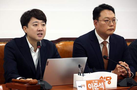 이준석 개혁신당 대표가 25일 오전 서울 여의도 국회에서 열린 최고위원회의에서 발언을 하고 있다. 오른쪽은 천하람 원내대표. 뉴시스