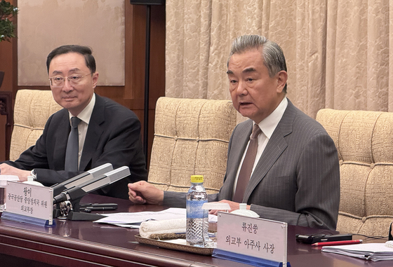 왕이 중국공산당 중앙외사판공실 주임 겸 외교부장이 24일 베이징에서 열린 이재명 대통령 특사단과의 회동에서 발언하고 있다. 베이징특파원 공동취재단.