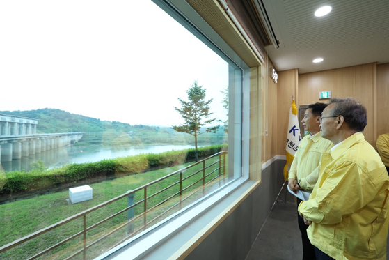 김남중 통일부 차관이 지난달 16일 경기도 연천군 임진강 유역의 군남댐, 필승교 등을 찾아 수해 방지 상황을 점검했다. [연합뉴스]