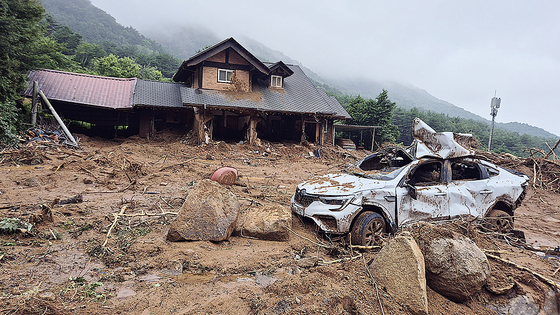 7월 20일 오전 9시40분쯤 경남 산청군 산청읍 내리에 있는 마을 중턱에 벽돌로 된 벽면이 뜯겨진 듯한 집과 파손된 승용차가 서있다. 김민주 기자