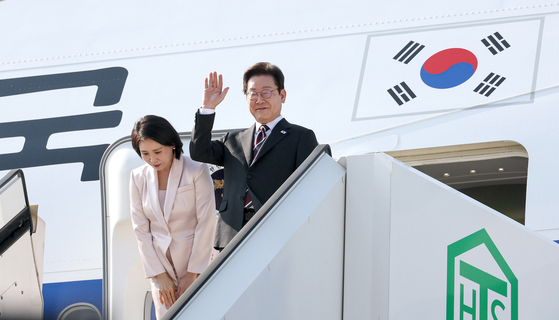 이재명 대통령과 김혜경 여사가 1박2일 방일 일정을 마치고 24일 오후 도쿄 하네다공항에서 미국 워싱턴으로 향하는 공군1호기에 올라 인사하고 있다. 대통령실사진기자단