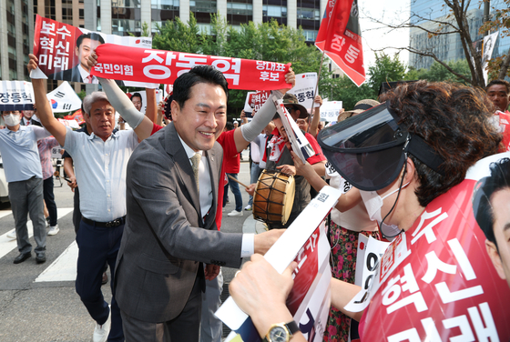 국민의힘 당대표 선거 결선에 진출한 장동혁 후보가 23일 오후 방송토론회를 위해 서울 종로구 채널A 스튜디오에 도착하며 지지자들과 인사를 하고 있다. [뉴스1]