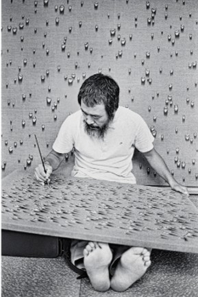 육명심 사진작가가 찍은 작업 중인 김창열. 1979, 종이에 디지털잉크젯프린트, 76.2x50.7㎝, 국립현대미술관 소장. [사진 국립현대미술관]