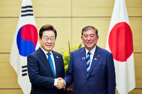 이재명 대통령과 이시바 시게루 일본 총리가 23일 일본 도쿄 총리관저에서 정상회담을 시작하기 전 악수하고 있다. 대통령실사진기자단