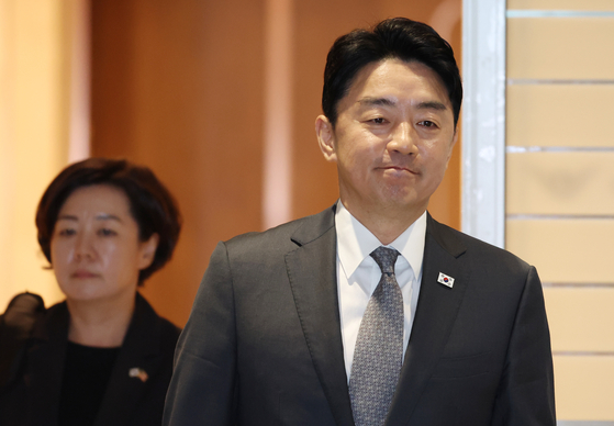 강훈식 대통령실 비서실장이 24일 오전 인천공항에서 한미정상회담을 위해 출국하고 있다. 대통령실의 '3실장'이 동시에 대통령실을 비우고 대통령 순방을 수행하는 것은 극도로 이례적인 일이다. 뉴스1