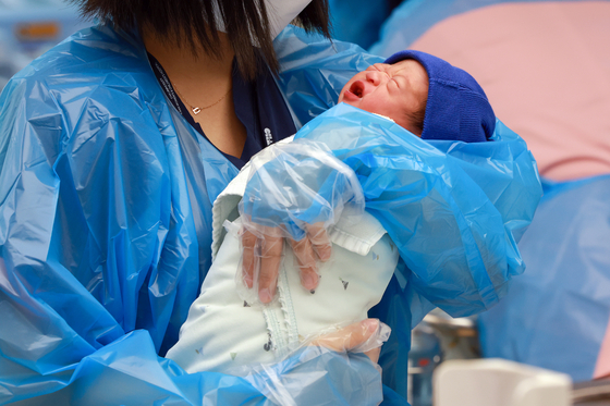 지난달 24일 경기도 고양시 CHA의과학대학교 일산차병원 신생아실에서 간호사들이 아기를 돌보고 있다.   연합뉴스
