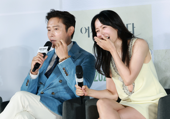배우 이병헌(왼쪽)이 19일 오전 서울 용산구 CGV용산아이파크몰에서 열린 박찬욱 감독의 영화 ‘어쩔수가없다’ 제작보고회에 참석해 손예진과의 호흡에 대해 이야기 하고 있다. 뉴스1
