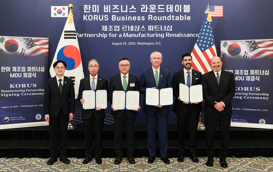 25일(현지시간) 미국 워싱턴 DC에서 열린 ‘한ㆍ미 비즈니스 라운드 테이블’ 직후 진행한 소형모듈원전(SMR) 양해각서(MOU) 체결식에서 참석자들이 기념촬영을 하고 있다. 왼쪽부터 김정관 산업통상자원부 장관, 박지원 두산에너빌리티 회장, 황주호 한수원 사장, 클레이 셀 엑스-에너지 최고경영자(CEO), 레이 포코우리 AWS 에너지정책 관리자, 하워드 러트닉 미국 상무부 장관. 두산에너빌리티 제공  