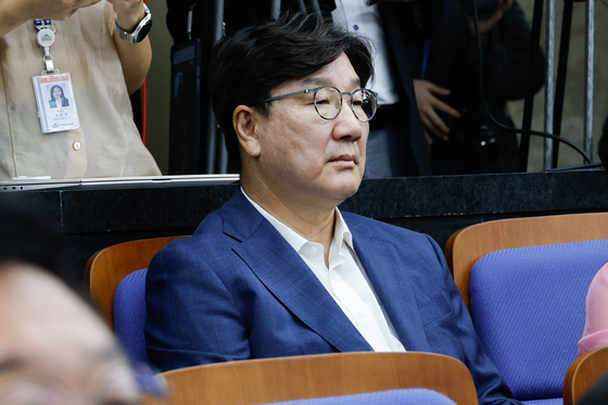 권성동 국민의힘 의원이 21일 서울 여의도 국회에서 열린 의원총회에 자리하고 있다. 뉴스1