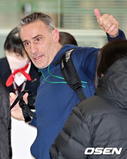 [OSEN=인천공항, 민경훈 기자] 카타르 월드컵에서 한국 축구를12년 만이자 방문 대회 사상 두 번째16강으로 이끈 파울루 벤투 감독(53)이13일 오후 인천국제공항을 통해 포르투갈로 출국했다. 파울루 벤투 감독이 출국장으로 향하며 팬들에게 인사를 하고 있다. 2022.12.13 /rumi@osen.co.kr