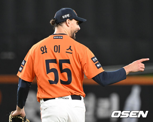 [OSEN=대전, 이대선 기자] 24일 오후 대전 한화생명볼파크에서 2025 신한 SOL Bank KBO리그 한화 이글스와 SSG 랜더스의 경기가 열렸다.한화는 와이스, SSG은 송영진을 선발로 내세웠다.6회초 무사에서 한화 와이스가 이도윤의 호수비에 환호하고 있다. 2025.08.24 /sunday@osen.co.kr
