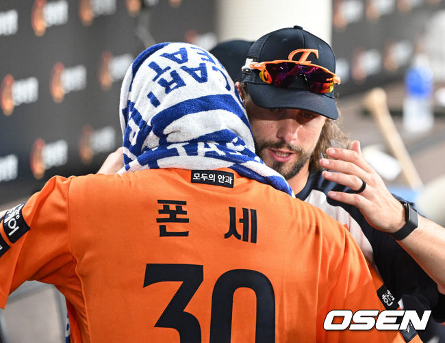 [OSEN=대전, 이대선 기자] 22일 오후 대전 한화생명볼파크에서 2025 신한 SOL Bank KBO리그 한화 이글스와 SSG 랜더스의 경기가 열렸다.한화는 폰세, SSG은 최민준을 선발로 내세웠다.7회초 수비를 마친 한화 폰세가 더그아웃에서 와이스와 포옹을 하고 있다. 2025.08.22 /sunday@osen.co.kr