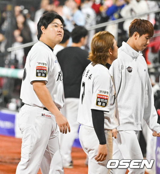 [OSEN=수원, 박준형 기자]프로야구 LG 트윈스가 KT 위즈를 꺾고 플레이오프 진출 확률 100%를 잡았다.LG 트윈스는8일 수원 KT위즈파크에서 열린 2024 KBO리그 준플레이오프(5전3선승제) 3차전 KT와경기에서 6-5로 승리했다.경기종료 후 KT 오재일이 패배에 아쉬워하고 있다.  2024.10.08/ soul1014@osen.co.kr