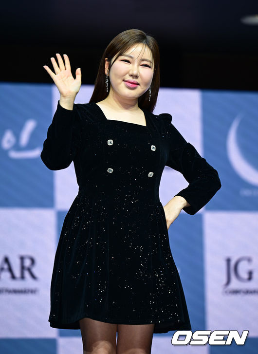 [OSEN=김성락 기자] 11일 오후 서울 스카이아트홀 가수 송가인의 정규 4집 앨범 발매 기념 쇼케이스 행사가 열렸다. 이번 4집 앨범은 기존 정통 트로트 뿐 아니라 발��, 모던 가요 등 장르의 곡들로 가득 채웠다. 더블 타이틀곡 '아사달'과 '눈물이 난다'를 비롯해 직접 작사에 참여한 '평생' 등 총 9곡을 담았다.가수 송가인이 포즈를 취하고 있다.  2025.02.11 / ksl0919@osen.co.kr  