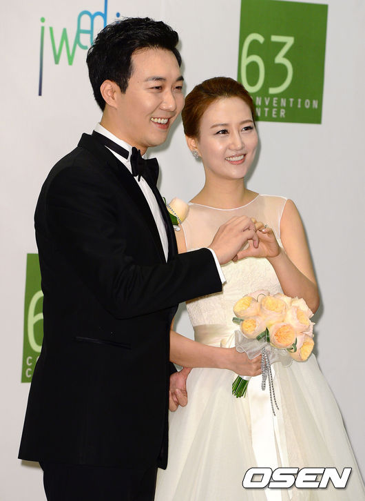 [OSEN=이대선 기자] 28일 오전 서울 여의도 63빌딩 그랜드볼룸홀에서 열린 가수 장윤정과 아나운서 도경완의 결혼식에서 아나운서 도경완과 가수 장윤정이 포토타임을 하고 있다.가수 장윤정과 아나운서 도경완의 결혼식은 1부와 2부로 진행되며, 주례는 KBS 길환영 사장이 맡았다.1부 사회는 개그맨 이휘재, 축가는 장윤정과 돈독한 우정을 자랑하는 화요비, 거미, 영지(전 버블시스터즈), 나비 등이 진행하며 2부에서는 개그맨 조세호(전 양배추)와 소속사 식구이자 후배가수인 박현빈이 각각 사회와 축가를 맡았다. /sunday@osen.co.kr