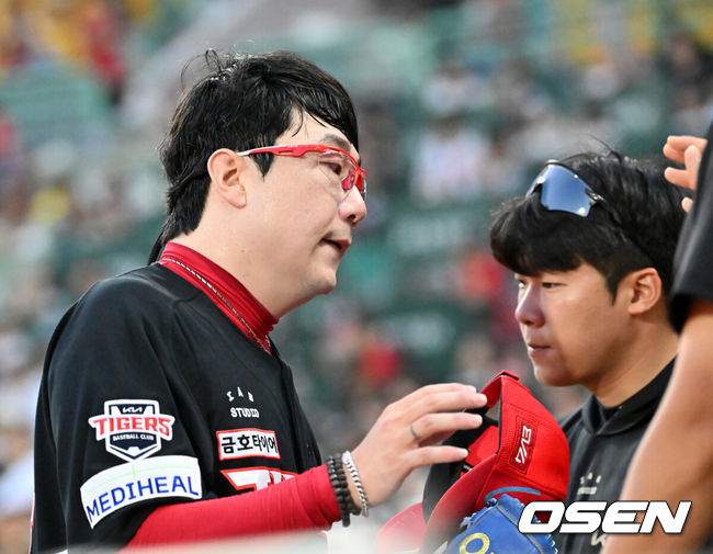 [OSEN=인천, 민경훈 기자] 26일 인천 SSG랜더스필드에서 ‘2025 신한 SOL Bank KBO리그’ SSG 랜더스와 KIA 타이저그의 경기가 열렸다.홈팀 SSG는 문승원, 어웨이팀 KIA는 양현종을 선발로 내세웠다.2회말을 마친 KIA 선발 양현종이 덕아웃으로 향하며 하이파이브를 하고 있다. 2025.08.26 / rumi@osen.co.kr