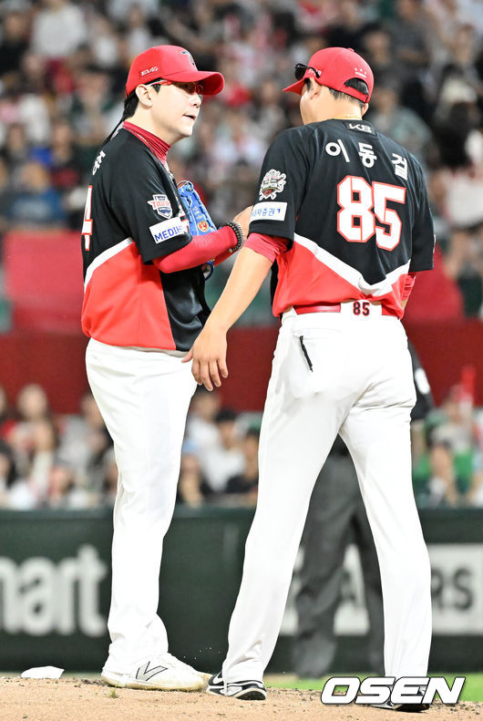 [OSEN=인천, 민경훈 기자] 26일 인천 SSG랜더스필드에서 ‘2025 신한 SOL Bank KBO리그’ SSG 랜더스와 KIA 타이저그의 경기가 열렸다.홈팀 SSG는 문승원, 어웨이팀 KIA는 양현종을 선발로 내세웠다.3회말 2사 주자 1,2루 SSG 최정 타석에서 KIA 선발 양현종이 마운드 위에서 이동걸 코치와 얘기를 나누고 있다  2025.08.26 / rumi@osen.co.kr