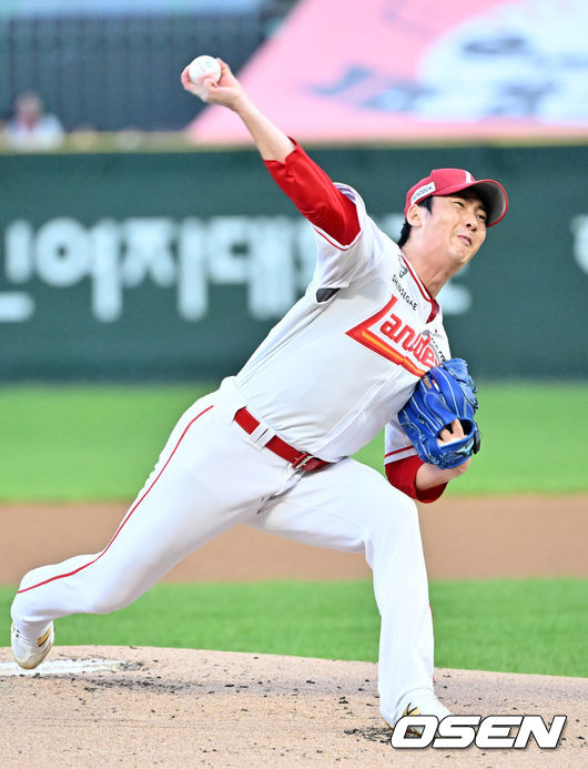 [OSEN=인천, 민경훈 기자] 26일 인천 SSG랜더스필드에서 ‘2025 신한 SOL Bank KBO리그’ SSG 랜더스와 KIA 타이저그의 경기가 열렸다.홈팀 SSG는 문승원, 어웨이팀 KIA는 양현종을 선발로 내세웠다.SSG 선발 문승원이 마운드 위에서 힘차게 공을 뿌리고 있다. 2025.08.26 / rumi@osen.co.kr