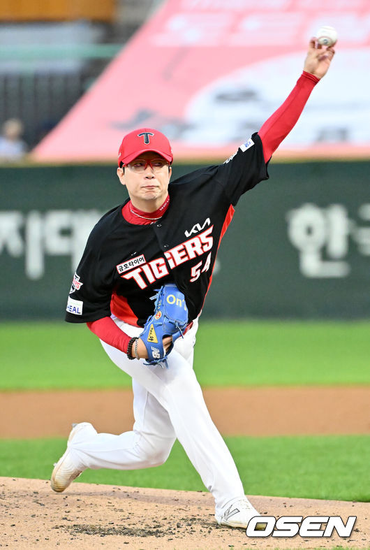 [OSEN=인천, 민경훈 기자] 26일 인천 SSG랜더스필드에서 ‘2025 신한 SOL Bank KBO리그’ SSG 랜더스와 KIA 타이저그의 경기가 열렸다.홈팀 SSG는 문승원, 어웨이팀 KIA는 양현종을 선발로 내세웠다.KIA 선발 양현종이 마운드 위에서 힘차게 공을 뿌리고 있다. 2025.08.26 / rumi@osen.co.kr