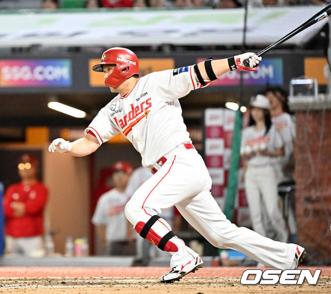 [OSEN=인천, 민경훈 기자] 26일 인천 SSG랜더스필드에서 ‘2025 신한 SOL Bank KBO리그’ SSG 랜더스와 KIA 타이저그의 경기가 열렸다.홈팀 SSG는 문승원, 어웨이팀 KIA는 양현종을 선발로 내세웠다.4회말 2사 주자 1,2루  SSG 최정이 좌익수 앞 1타점 적시타를 때리고 있다. 2025.08.26 / rumi@osen.co.kr