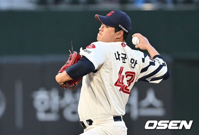 [OSEN=부산, 이석우 기자] 26일 부산 사직야구장에서 2025 신한 SOL 뱅크 KBO 리그 롯데 자이언츠와 KT 위즈의 경기가 열렸다. 홈팀 롯데는 나균안이, 방문팀 KT는 오원석이 선발 출전했다.롯데 자이언츠 선발 투수 나균안이 역투하고 있다. 2025.08.26 / foto0307@osen.co.kr
