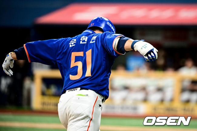 [OSEN=고척, 조은정 기자]26일 오후 서울 고척스카이돔에서 ‘2025 신한 SOL Bank KBO리그’ 키움 히어로즈와 한화 이글스의 경기가 열렸다.키움은 알칸타라, 한화는 류현진을 선발로 내세웠다.9회초 한화 선두타자 문현빈이 역전 솔로 홈런을 날린 뒤 베이스를 돌고 있다. 2025.08.26 /cej@osen.co.kr