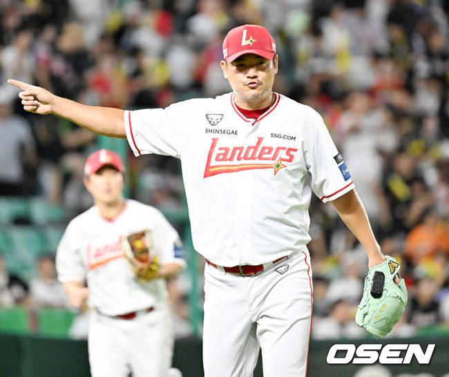 [OSEN=인천, 민경훈 기자] 26일 인천 SSG랜더스필드에서 ‘2025 신한 SOL Bank KBO리그’ SSG 랜더스와 KIA 타이저그의 경기가 열렸다.홈팀 SSG는 문승원, 어웨이팀 KIA는 양현종을 선발로 내세웠다.8회초를 마친 SSG 노경은이 세리머니를 하고 있다. 2025.08.26 / rumi@osen.co.kr