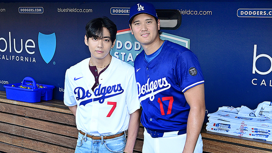 그룹 방탄소년단(BTS)의 뷔가 25일(현지시간) 미국 프로야구 메이저리그(MLB) 로스앤젤레스(LA) 다저스의 홈경기 시구에 앞서 다저스 소속 스타선수 오타니 쇼헤이와 만나 기념 촬영을 하고 있다. AP=연합뉴스