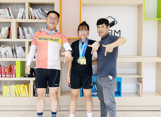 김재욱 칠곡군수(왼쪽)가 전국 규모 레슬링 대회 3연속 우승을 차지한 칠곡 약동초 6학년 임하경양(가운데)과 칠곡을 홍보하는 '럭키 칠곡' 포즈를 취하고 있다. 오른쪽은 하경양의 아버지 임종구씨. 사진 칠곡군