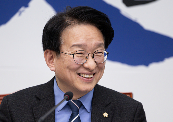  권칠승 더불어민주당 중소기업특별위원회 위원장이 지난 2월 17일 오후 서울 여의도 국회에서 열린 민주당 중소기업특별위원회 정책수렴 및 출범식에서 미소를 짓고 있다. 뉴스1