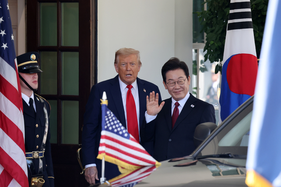도널드 트럼프 미국 대통령이 25일(현지시간) 워싱턴DC 백악관에서 이재명 대통령을 맞이하고 있다. 대통령실사진기자단 