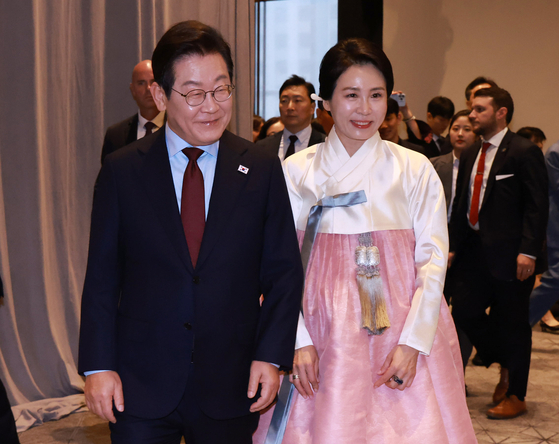 이재명 대통령과 김혜경 여사가 24일(현지시간) 미국 워싱턴DC의 한 호텔에서 열린 동포 만찬 간담회에 입장하고 있다. 연합뉴스