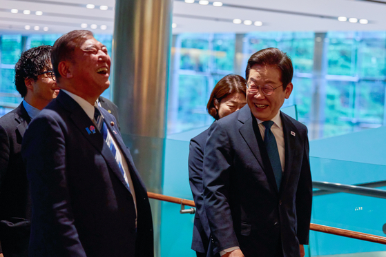 이재명 대통령이 23일 일본 도쿄 총리 관저에 도착해 이시바 시게루 일본 총리와 대화 중 함께 크게 웃고 있다. 김현동 기자