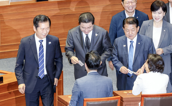 더불어민주당 정청래 대표(왼쪽)와 김병기 원내대표가 25일 국회에서 상법 개정안에 대한 필리버스터 종결 투표를 하고 있다. 김성룡 기자