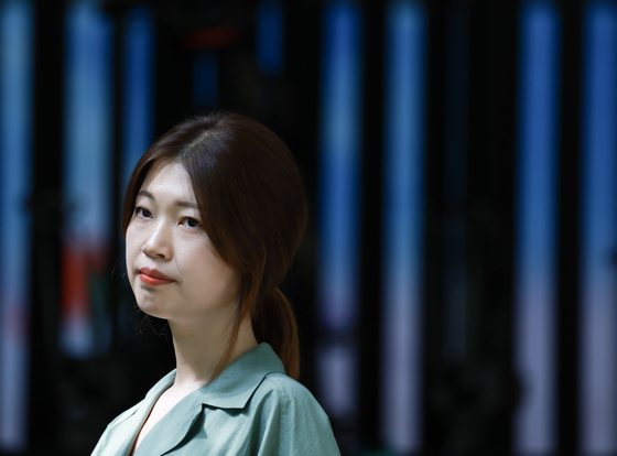 김초엽 작가의 작품 속 인물들은 무언갈 탐색하고 마음을 끝없이 두드리는 경우가 많다. 그는 "열려있는 마음을 갖는 것이 사회를 더 좋게 만들어주는 면이 있다고 본다"며 "그런 사람들이 세상의 어두운 면에 빛을 더해줄 수 있는 것 같다"고 말했다. 권혁재 사진전문기자