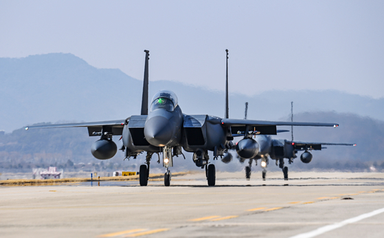 한국 공군 제11전투비행단 소속 F-15K 전투기가 이륙을 위해 오산 공군기지 활주로로 이동하고 있다. 뉴시스