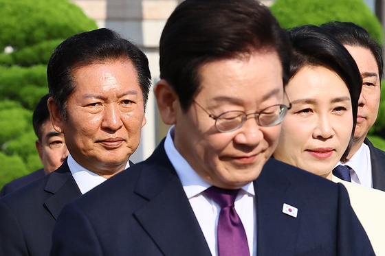 한일정상회담 참석을 위해 출국하는 이재명 대통령과 부인 김혜경 여사가 23일 경기도 성남 서울공항에서 공군 1호기 탑승을 위해 이동하고 있다. 왼쪽은 정청래 민주당 대표. 대통령실사진기자단 중앙 김현동