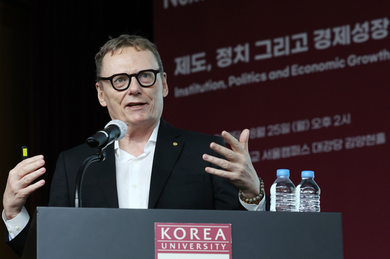 지난해 노벨경제학상 수상자인 제임스 A. 로빈슨 미국 시카고대 교수가 25일 서울 성북구 고려대에서 ‘제도, 정치 그리고 경제성장’을 주제로 강연하고 있다. [뉴시스]