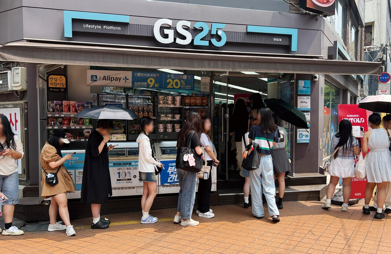 외국인 고객들이 K-팝 아이돌 앨범을 구매하기위해 GS25에 줄 서 있다. [중앙포토]