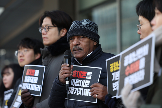 난민인권네트워크가 지난 2월 서울 중구 국가인권위원회 앞에서 연 출입국항 난민신청자의 인권침해 인권위 진정 제출 기자회견에서 데이브 베가샤우 씨가 발언하고 있다. 연합뉴스